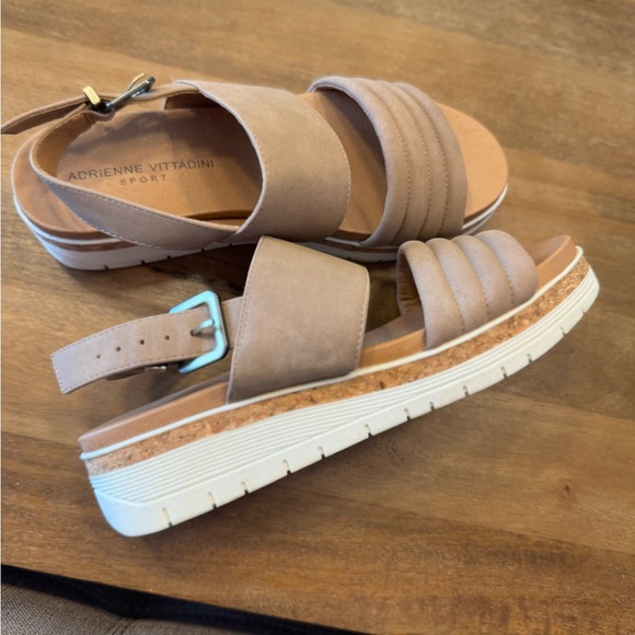 🌸 Adrienne Vittadini Tan sport sandals size 8 - Picture 2 of 4